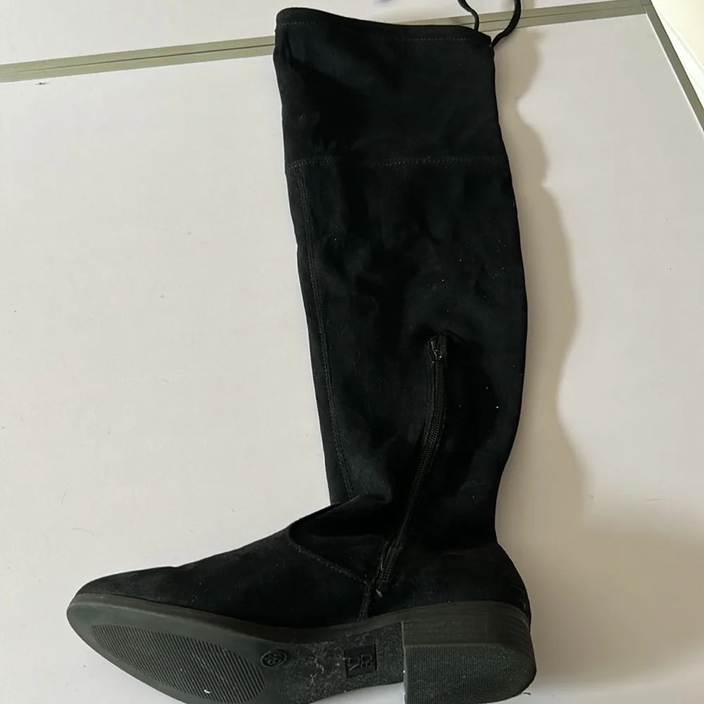 No boundaries women’s over the knee boot. Black 8.5